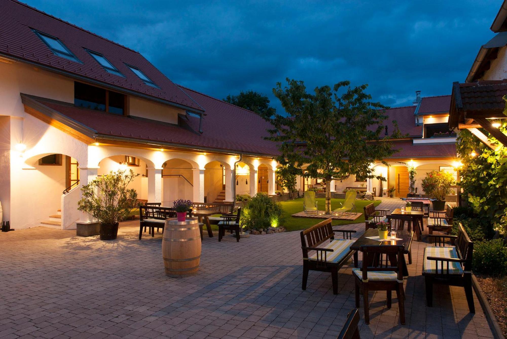 Winzerhof Kiss Hotel Jois Bagian luar foto